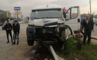 Edremit’te servis minibüsü ile otomobil çarpıştı: 6 yaralı