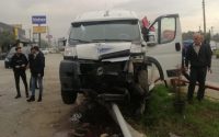 Edremit’te otomobil ile servis minibüsünün çarpıştığı kazada 6 kişi yaralandı.Edinilen