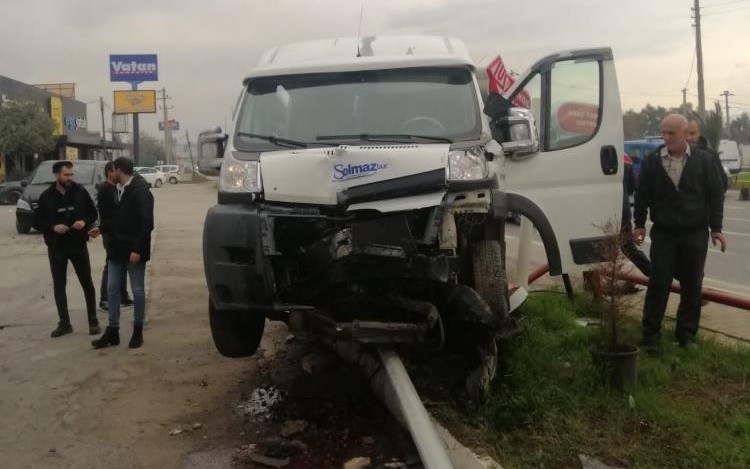 Edremit’te otomobil ile servis minibüsünün çarpıştığı kazada 6 kişi yaralandı.Edinilen