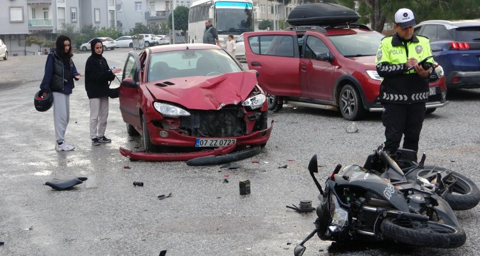 Antalya’nın Manavgat ilçesinde motosiklet ile otomobilin çarpışması sonucu meydana gelen