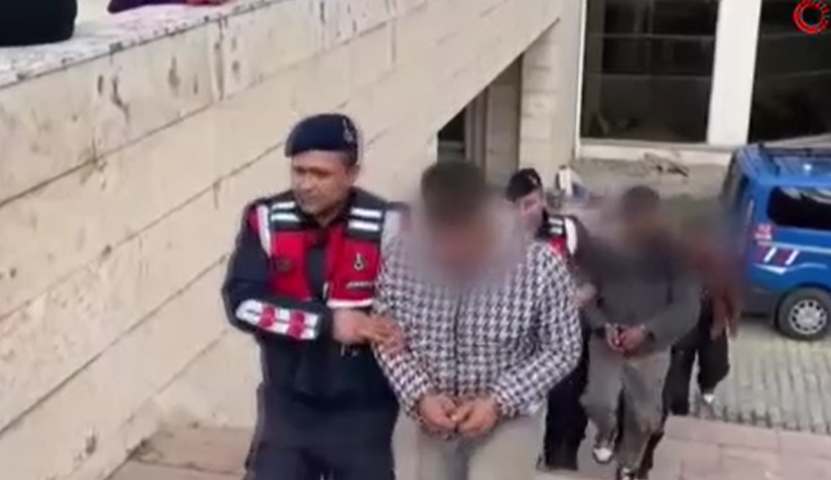 Edremit’te devriye gezen jandarma ekiplerince zeytin çalarken suçüstü yakalanan 4
