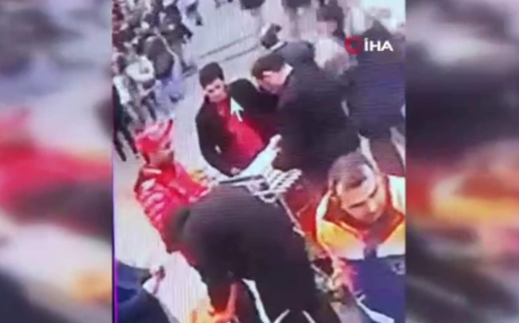 Taksim İstiklal Caddesi’nde yılbaşı öncesi seyyar olarak milli piyango satan