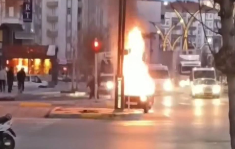 Aksaray’da elektrik kabloları şase yapan otomobil alev alev yandı. Otomobil