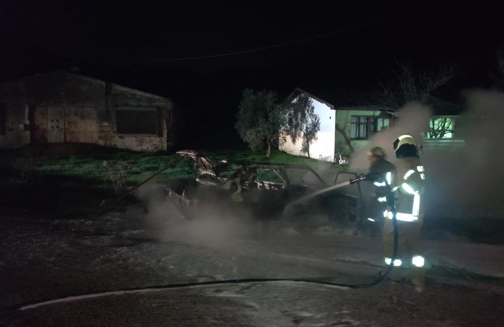 Erdek’te elektrik kontağından çıkan yangın aracı küle çevirdi.Yangın, Turan Mahallesi