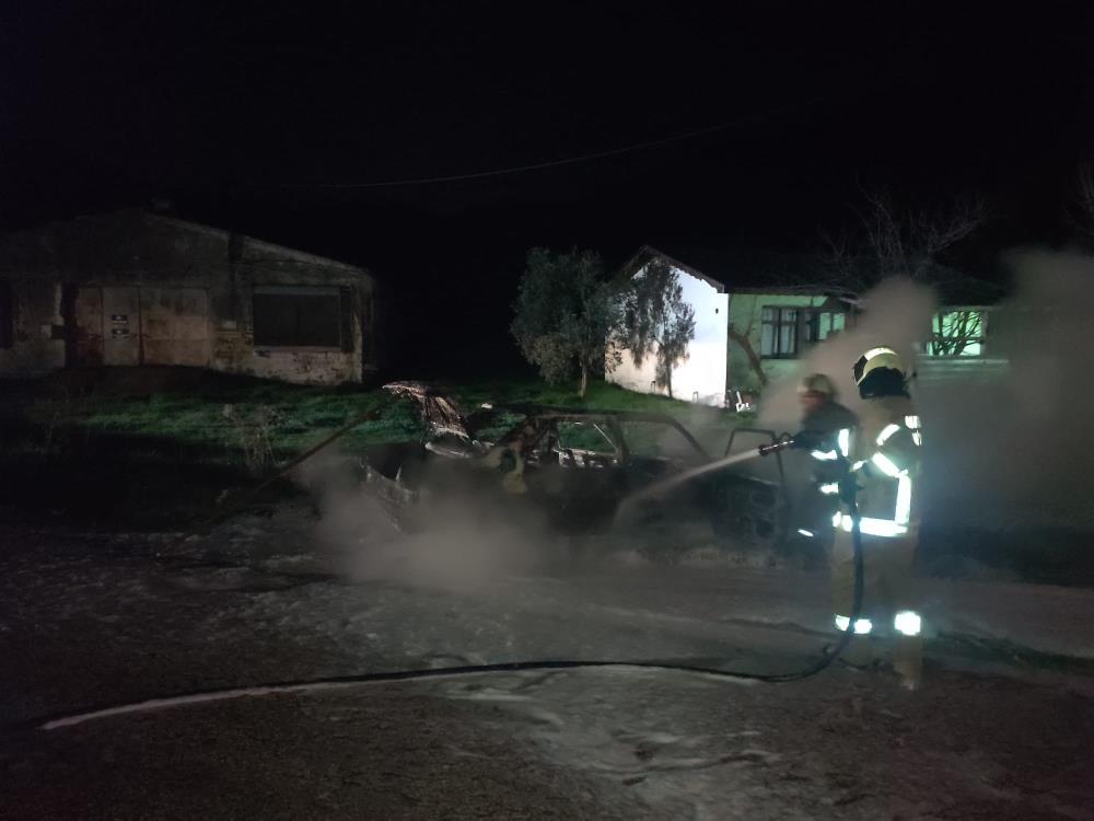 Erdek’te elektrik kontağından çıkan yangın aracı küle çevirdi.Yangın, Turan Mahallesi