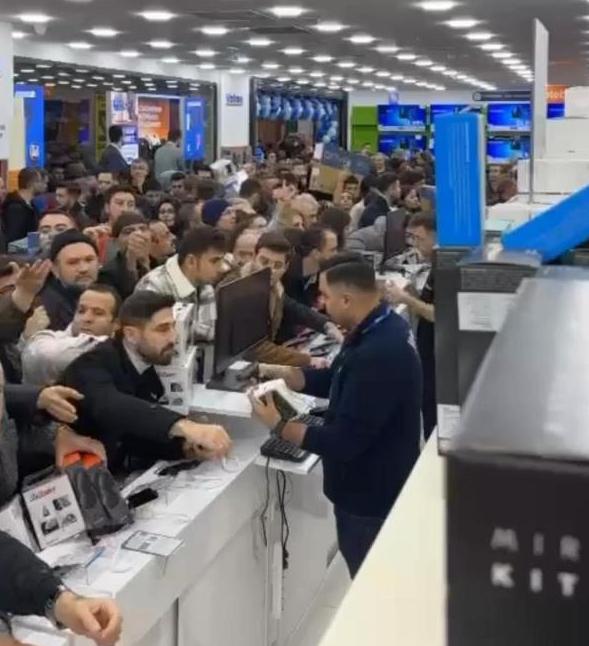 Bursa’da bir elektronik mağazasının açılışında vatandaşlar indirimli ürünlere koştu. Oluşan