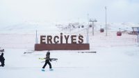 Türkiye’nin önemli kayak merkezlerinden olan Erciyes Kayak Merkezi’nde yılbaşı dolu