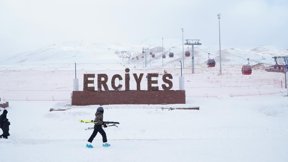 Erciyes’te yılbaşı rezervasyonları yüzde 90’a ulaştı Türkiye’nin önemli kayak merkezlerinden olan Erciyes Kayak Merkezi’nde yılbaşı dolu