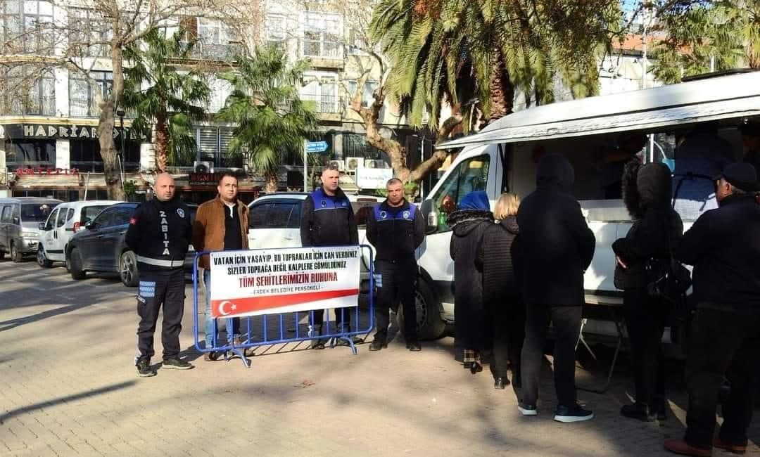 Erdek Belediyesi çalışanları şehitler için lokma hayrı yaptı Erdek Belediyesi çalışanları, Irak’ın kuzeyindeki Pençe-Kilit Harekatı bölgesindeki terör saldırılarında