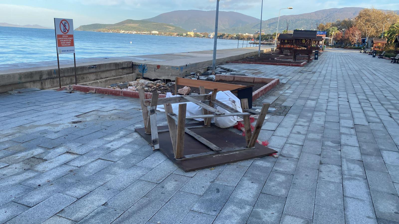 Erdek Sahili’ne yakışmayan görüntü Bir süredir yapılması beklenen Erdek Çuğra Sahili’ndeki çöken taşların tamiri