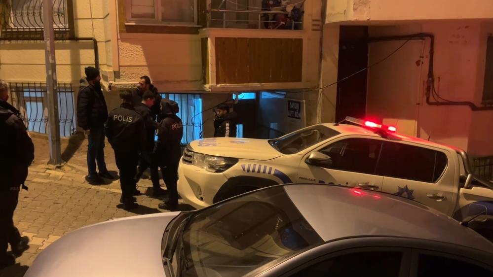 Esenyurt’ta iddiaya göre, günlük kiralık olarak kullanılan dairede 2 arkadaş