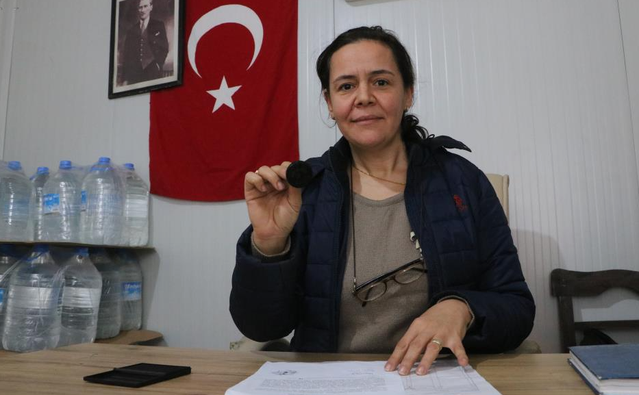 Hatay’da depremde vefat eden muhtarın yerine göreve başlayan kadın muhtar,