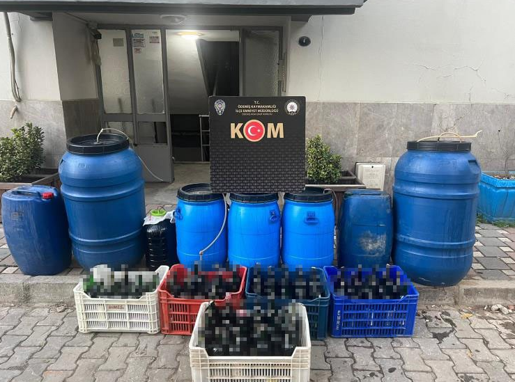 İzmir’in Tire ilçesinde bir depoya yapılan baskında çok sayıda sahte
