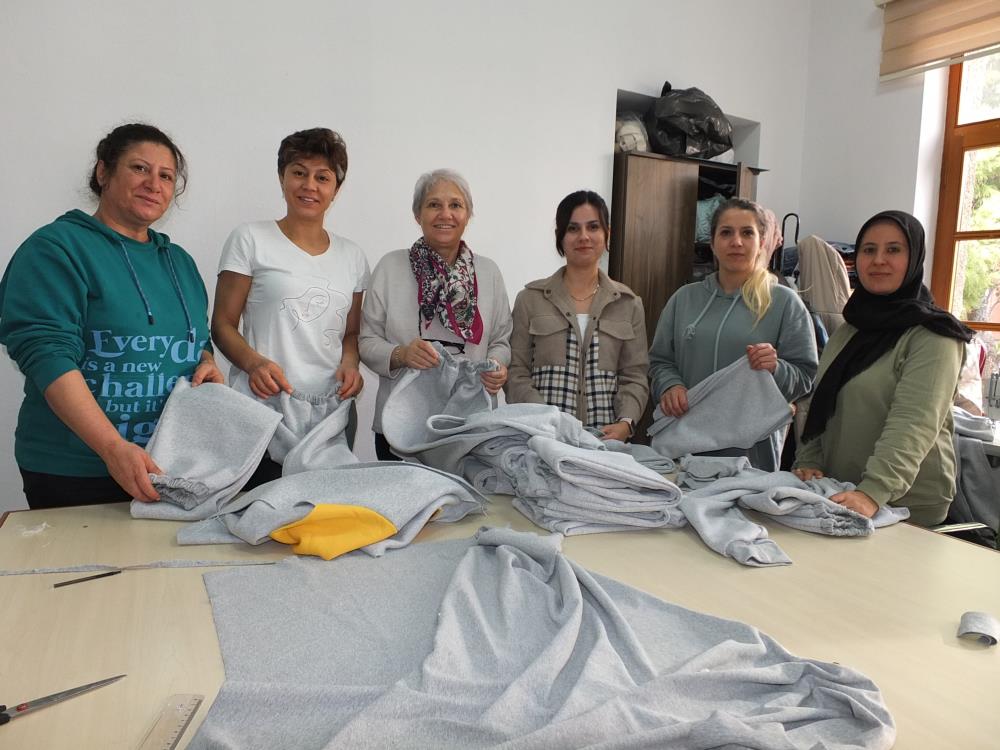 Burhaniye’de Halk Eğitim Merkezinde öğretmen ve kursiyer kadınlar, Gazzeli çocuklar