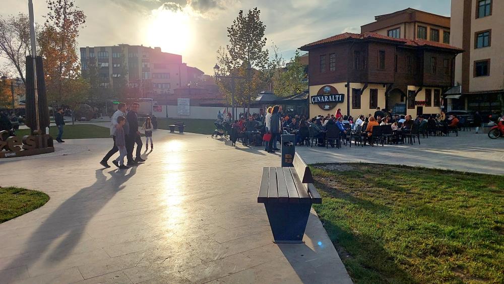 Balıkesir’de hava sıcaklıklarının hissedilir şekilde artmasının ardından vatandaşlar park ve