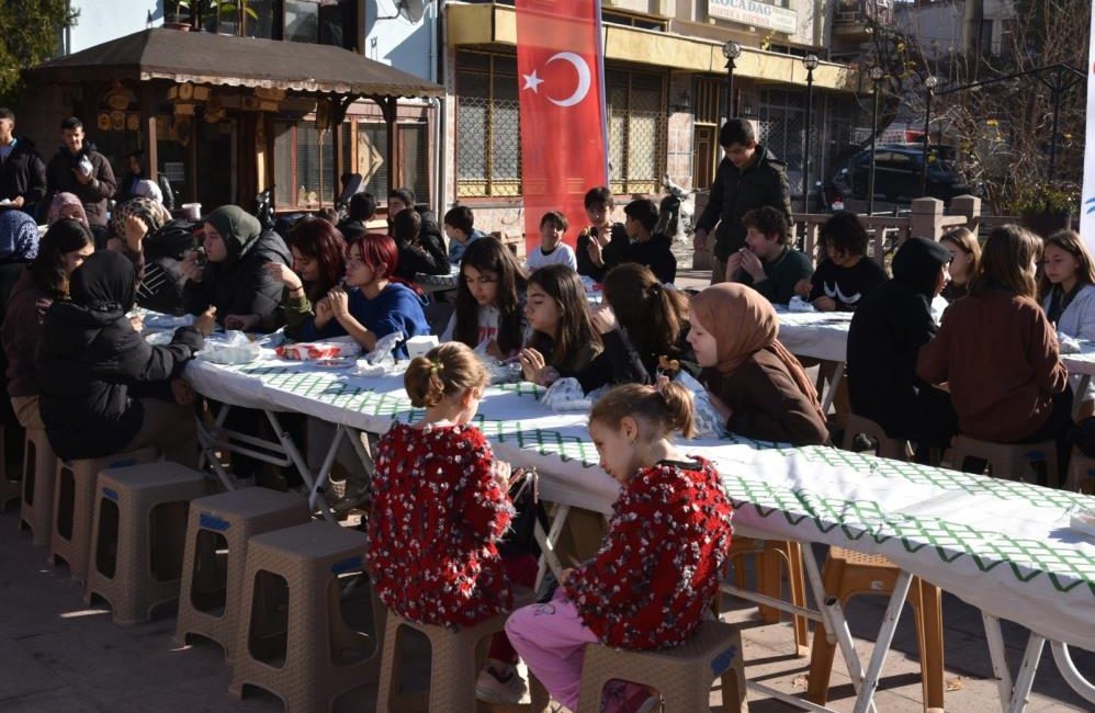 Sındırgı’da şehitler için lokma hayrı düzenlendi Sındırgı Belediyesi Kuzey Irak’ta PKK’lı teröristlerin hain saldırısı sonucu şehit