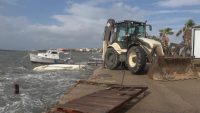 Ayvalık’ta, her fırtınada sığınacakları bir barınak olmadığı için tekneleri parçalanarak
