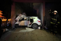 Antalya’nın Serik ilçesinde sürücünün direksiyon hakimiyetini kaybettiği otomobilin bir evin