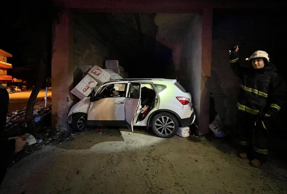 Antalya’nın Serik ilçesinde sürücünün direksiyon hakimiyetini kaybettiği otomobilin bir evin