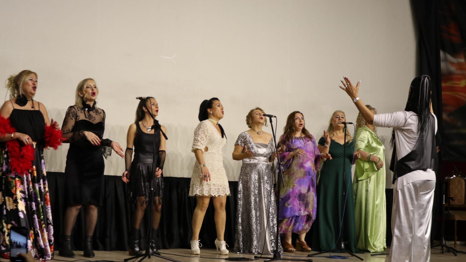Bandırma’nın “Mor Laleleri”nden nostalji show Bandırma’da Kadın-Der üyeleri, ilk kez düzenledikleri “Kadınlar Korosu Nostalji Show”
