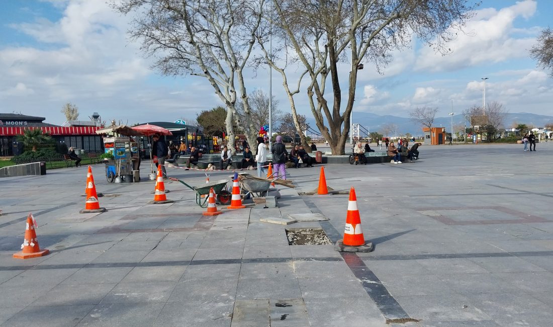 Bandırma Cumhuriyet Meydanı’nda çalışma başladı Bandırma’nın işlek noktalarından biri olan Cumhuriyet Meydanı’ndaki kırık granit taşlar,