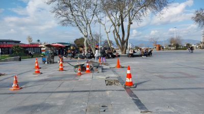 Bandırma’nın işlek noktalarından biri olan Cumhuriyet Meydanı’ndaki kırık granit taşlar,