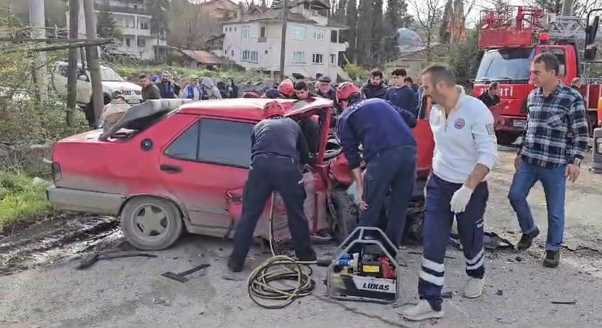 İki otomobil kafa kafaya çarpıştı: 1’i ağır 3 yaralı Sakarya’nın Sapanca ilçesinde iki otomobilin kafa kafaya çarpışması neticesinde meydana