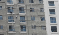 Hatay’ın Samandağ ilçesinde bir bina tadilatında çalışan ustaların şiddetli rüzgara