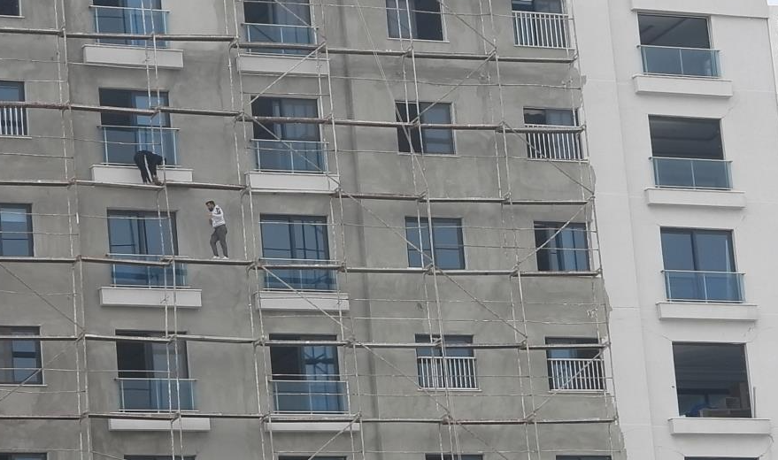 Hatay’ın Samandağ ilçesinde bir bina tadilatında çalışan ustaların şiddetli rüzgara