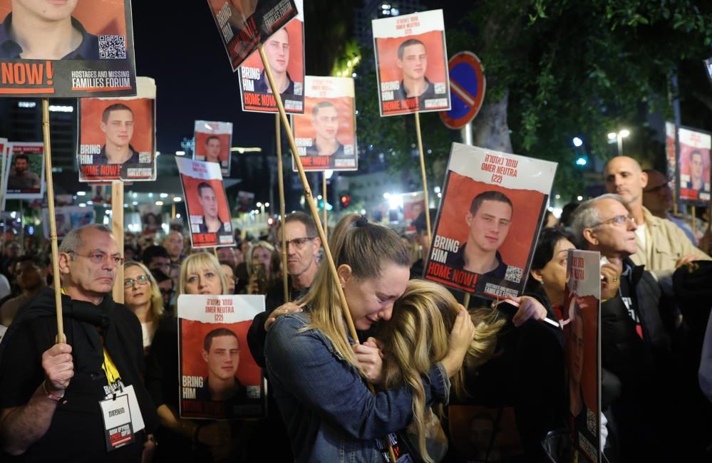İsrail’de esir protestosu İsrail’in başkenti Tel Aviv’de toplanan binlerce kişi, Hamas tarafından esir