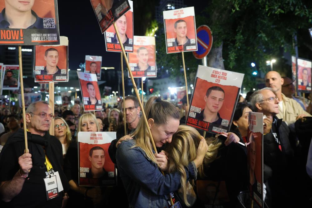İsrail’in başkenti Tel Aviv’de toplanan binlerce kişi, Hamas tarafından esir
