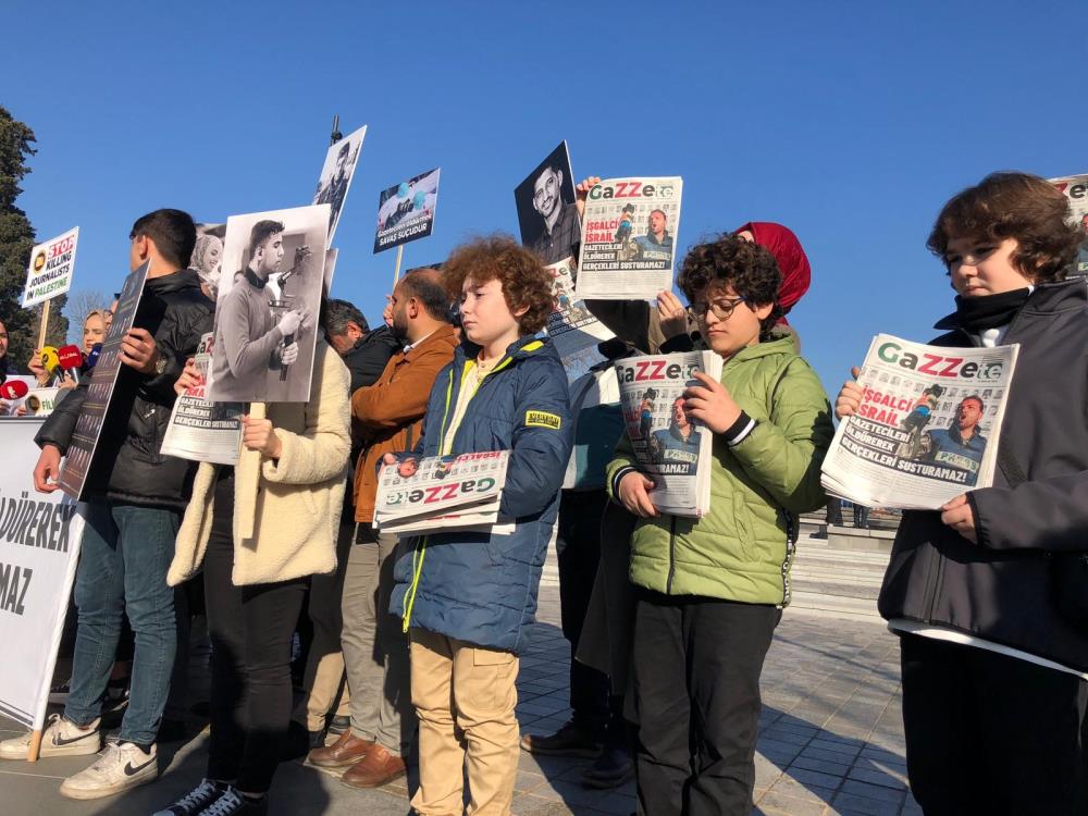 İstanbul’da dağıtılan “GaZZete” İsrail’in yaptığı katliamda öldürülen gazetecilerin sesi oldu İsrail’in Gazze’de yaptığı katliam sırasında hayatını kaybeden gazeteciler için İstanbul’da