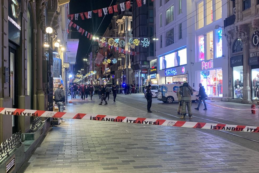 İstiklal Caddesi’nde bir iş merkezinin girişinde bulunan doğalgaz hattında meydana