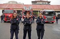 Antalya’daki itfaiye erlerine kadın-erkek ayrımı yapılmaksızın görevler eşit dağıtılıyor. Özellikle