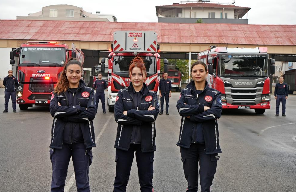 Antalya’daki itfaiye erlerine kadın-erkek ayrımı yapılmaksızın görevler eşit dağıtılıyor. Özellikle