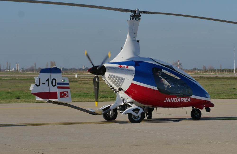 Jandarma zeytinlikleri ‘gyrocopter’ ile korunuyor Balıkesir İl Jandarma Komutanlığı, hasat mevsiminde zeytinlik alanlarda yaşanan zeytin