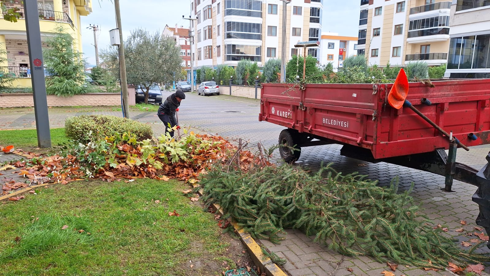 Karesi Belediyesi Fen İşleri Müdürlüğü’ne bağlı ekipler, bozulan kaldırım, yol,