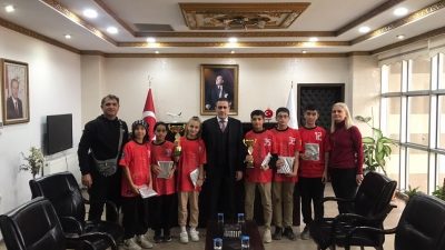 Kaymakam İlyas Memiş, hentbol de dereceye giren öğrencileri kabul etti.