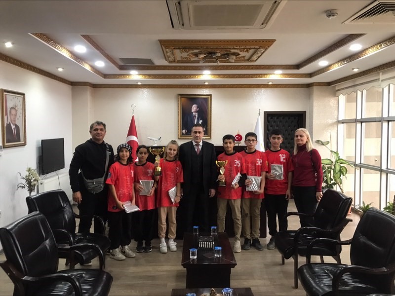 Kaymakam İlyas Memiş, hentbol de dereceye giren öğrencileri kabul etti.