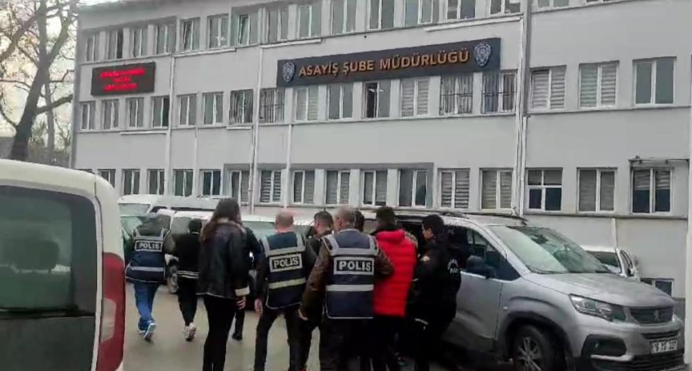 Kadınlara zorla fuhuş yaptıran fuhuş çetesi çökertildi Kendilerini depremzede olarak tanıtıp Adana’dan Bursa’ya gelen karı-koca ve iki