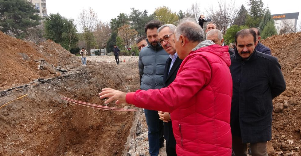 Kahramanmaraş zemininde bilimsel inceleme Kahramanmaraş Büyükşehir Belediye Başkanı Hayrettin Güngör, şehir merkezinde başlatılan zemin