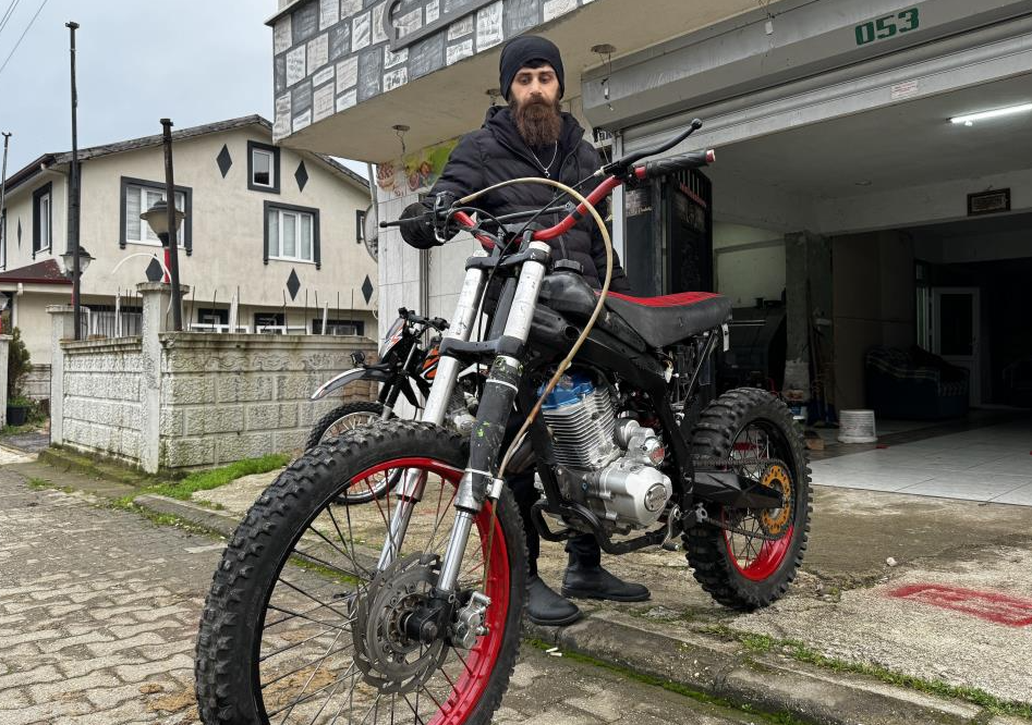 Düzce’de evinin altında dağ motosikleti yapan Muhammet Çakır, piyasada bulunan