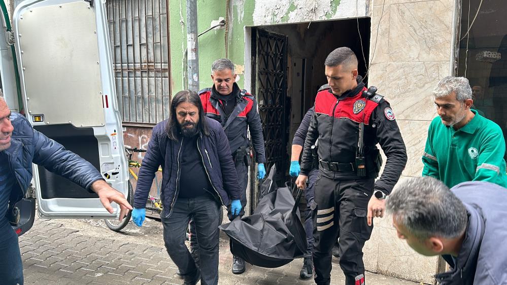 Kız arkadaşını evinde öldürdü, taksiyle kaçtı Mersin’de tartıştığı erkek arkadaşı tarafından evinde silahlı vurulan 24 yaşındaki