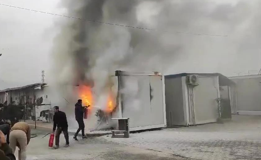 Hatay’da depremzede vatandaşların yaşadığı konteynerde çıkan yangın, çevredeki konteynerlere sıçramadan