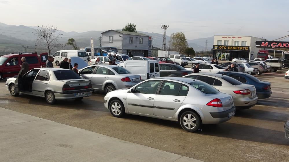 Samsun’daki ikinci el otomobil pazarındaki galericiler lüks araçların satılmadığı, 300-700