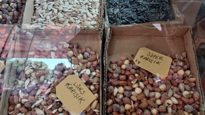 Yeni yıla girerken kuruyemiş tüketmek isteyenler fiyatlara isyan ediyor. Bir