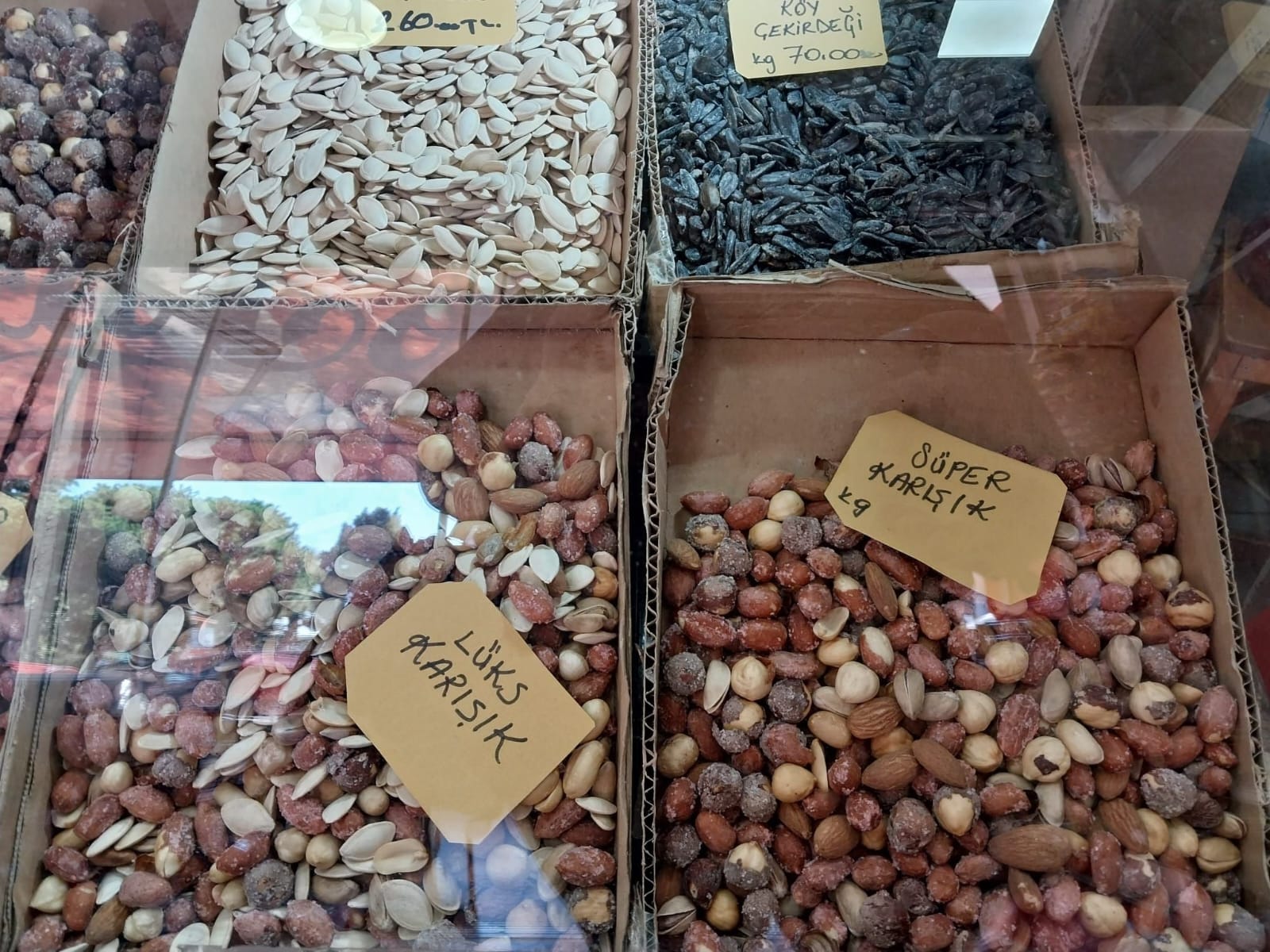 Yeni yıla girerken kuruyemiş tüketmek isteyenler fiyatlara isyan ediyor. Bir