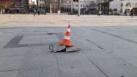 Yayalara ait olması gereken Cumhuriyet Meydanı motosikletler yanında kamyonlara da