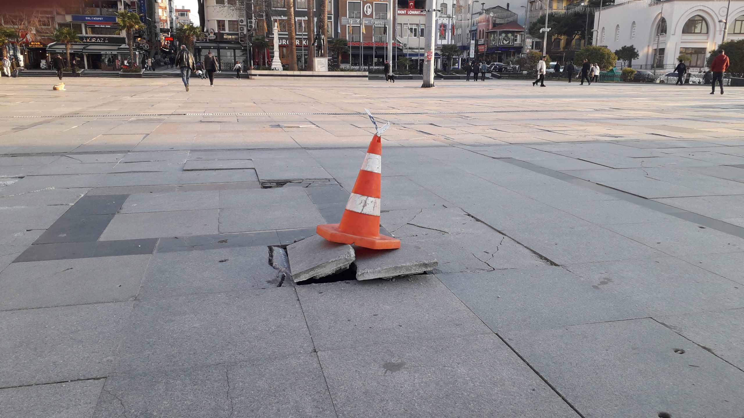 Yayalara ait olması gereken Cumhuriyet Meydanı motosikletler yanında kamyonlara da