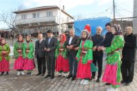 Manyas’ın Peynirkuyu Mahallesine imece usulü yaptırılan Atatürk büstü düzenlenen törenle
